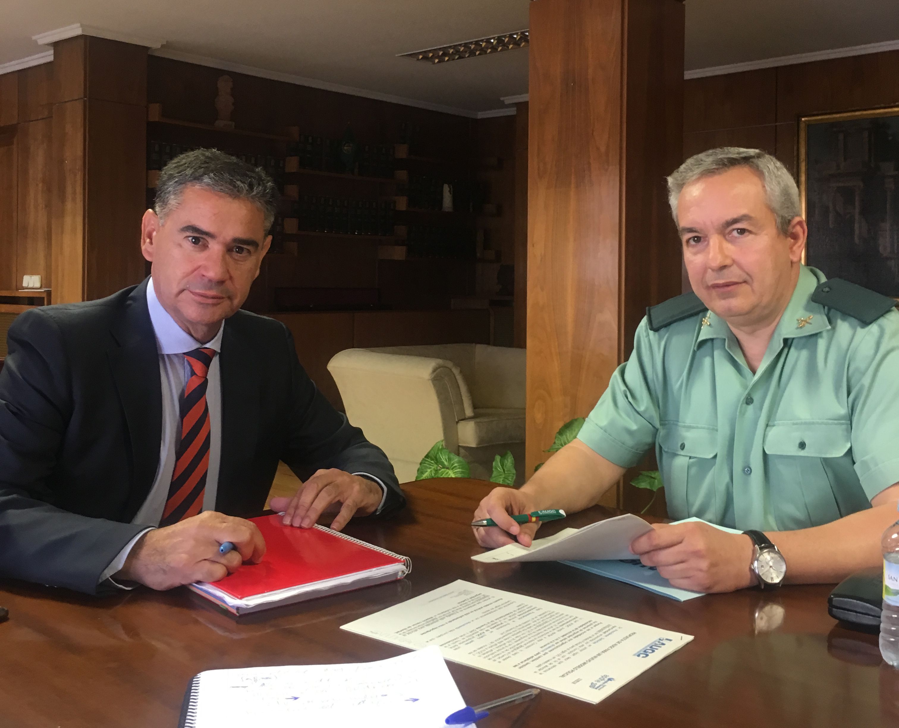 El delegado del Gobierno en Castilla-La Mancha, Manuel González Ramos, con el secretario general de la Federación de AUGC en esta comunidad, Francisco Javier García Peña.