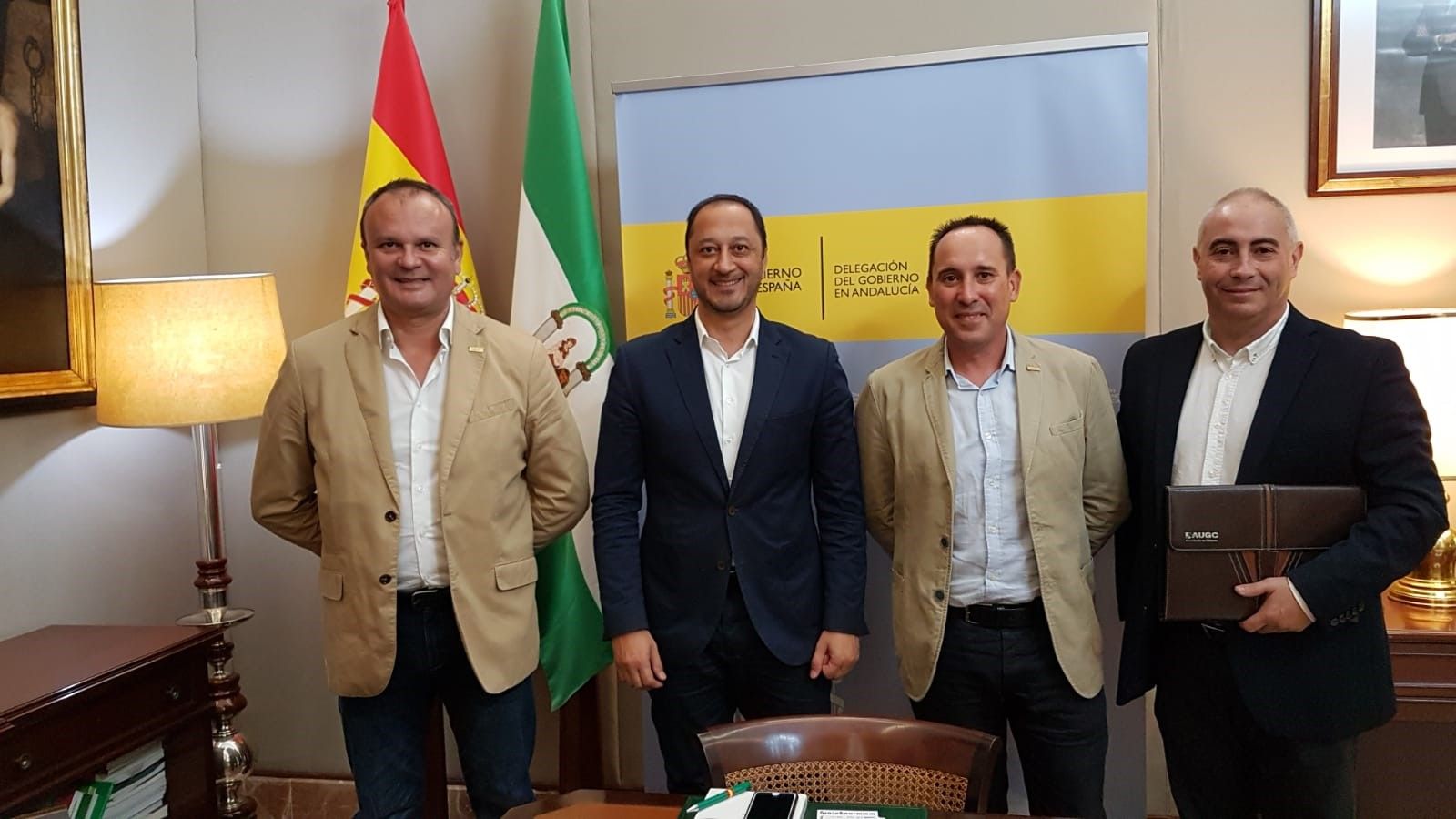 Los representantes de AUGC posan con el delegado del Gobierno en Andalucía, Alfonso Rodríguez Gómez de Celis (segundo por la izquierda), tras la reunión.