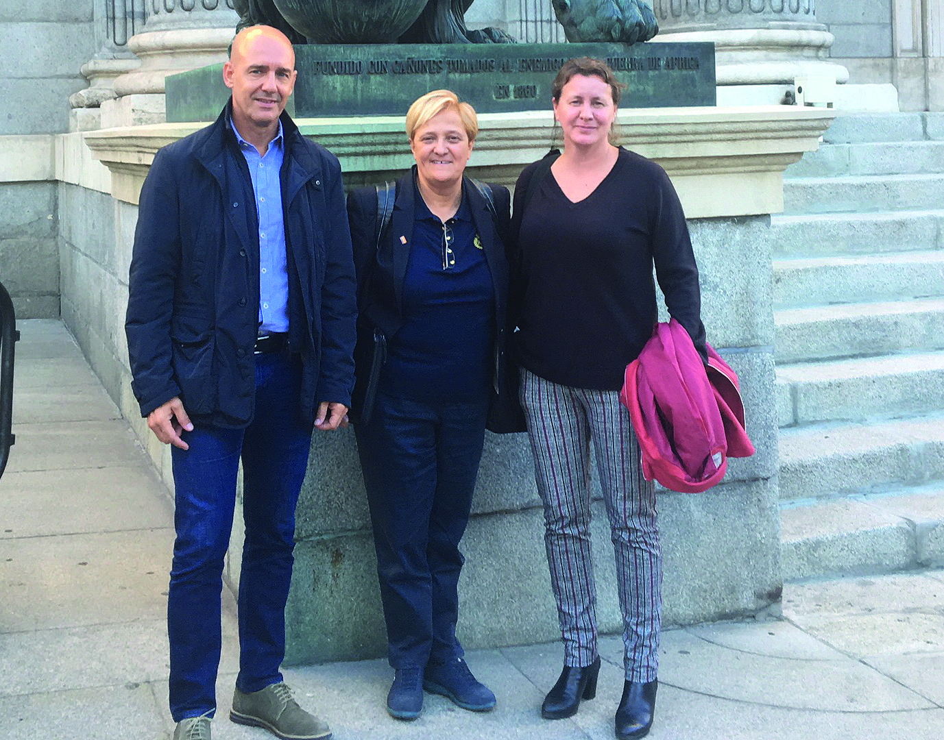 La diputada socialista y portavoz de la Comisión de Igualdad, Ángeles Álvarez, flanqueada por el secretario nacional de Relaciones Institucionales de AUGC, Juan Liébana, y de la secretaria nacional de la Mujer de AUGC, Alicia Sánchez.