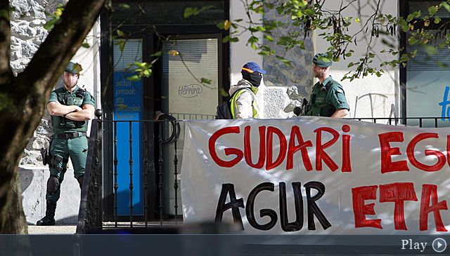 Guardias civiles durante una operación policial en Euskadi.
