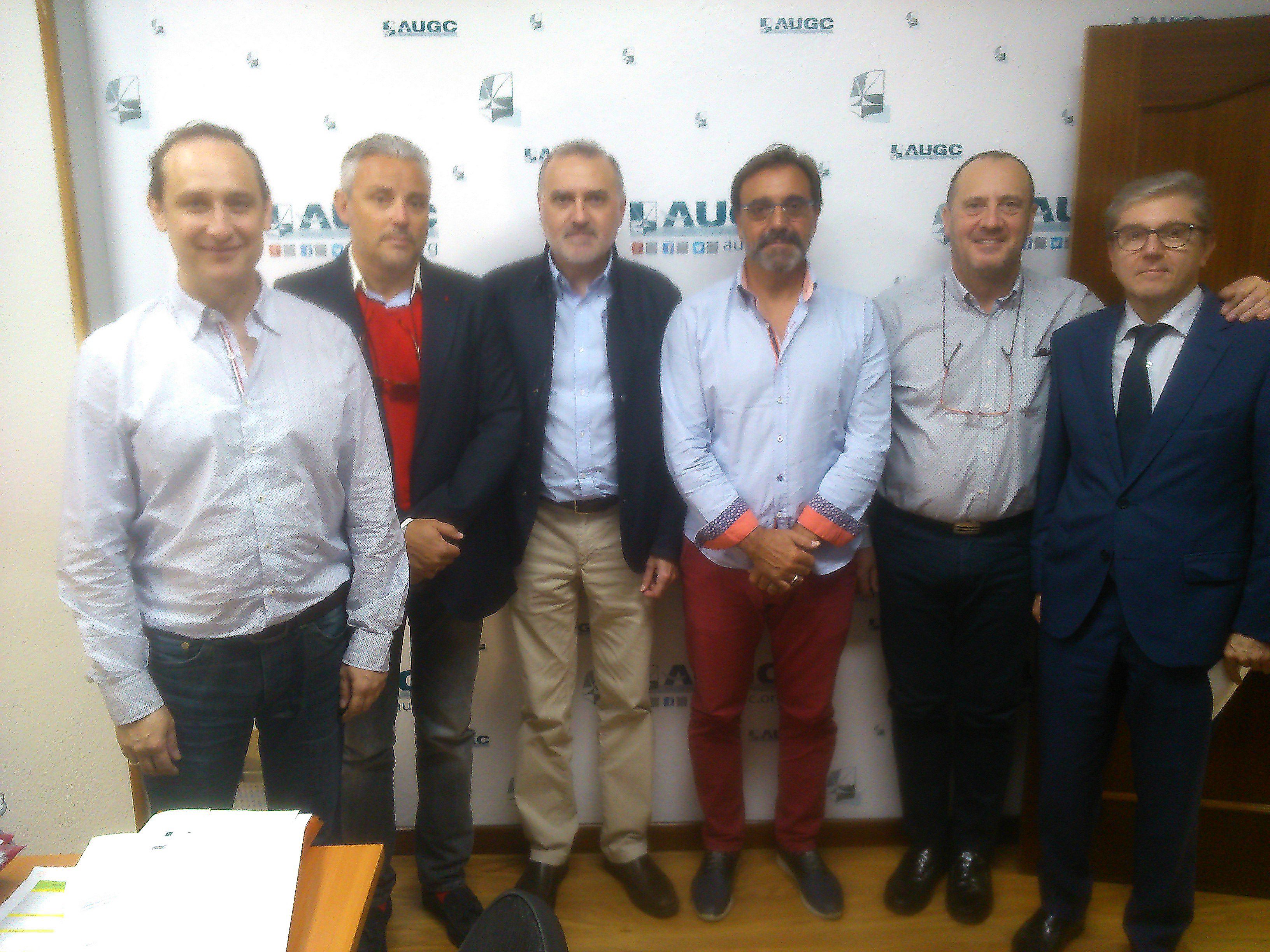 Los responsables de la nueva comisión posan con miembros de la JDN de AUGC.