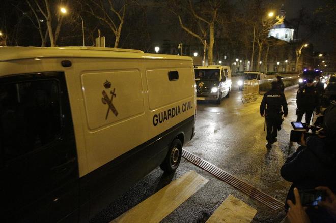 Varios agentes durante la prestación del servicio nocturno. Varios agentes durante la prestación del servicio nocturno.