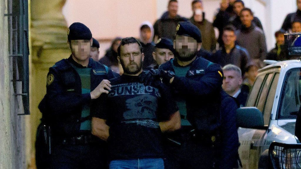 Igor el ruso, conducido por dos guardias civiles a su salida de los juzgados de Alcañiz (Teruel). AUGC está personada como acusación particular por el crimen que costó la vida a dos agentes y un ganadero.