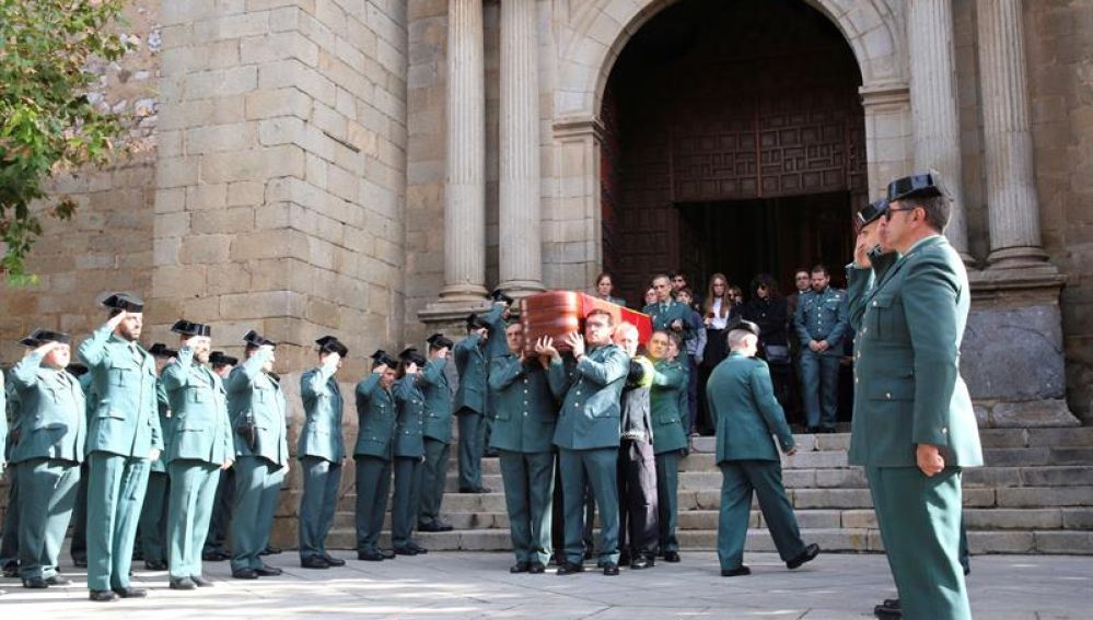 Compañeros de Juan Francisco Lozano portan su féretro a la salida del funeral celebrado en la parroquia de Don Benito (Badajoz), de donde era originario.