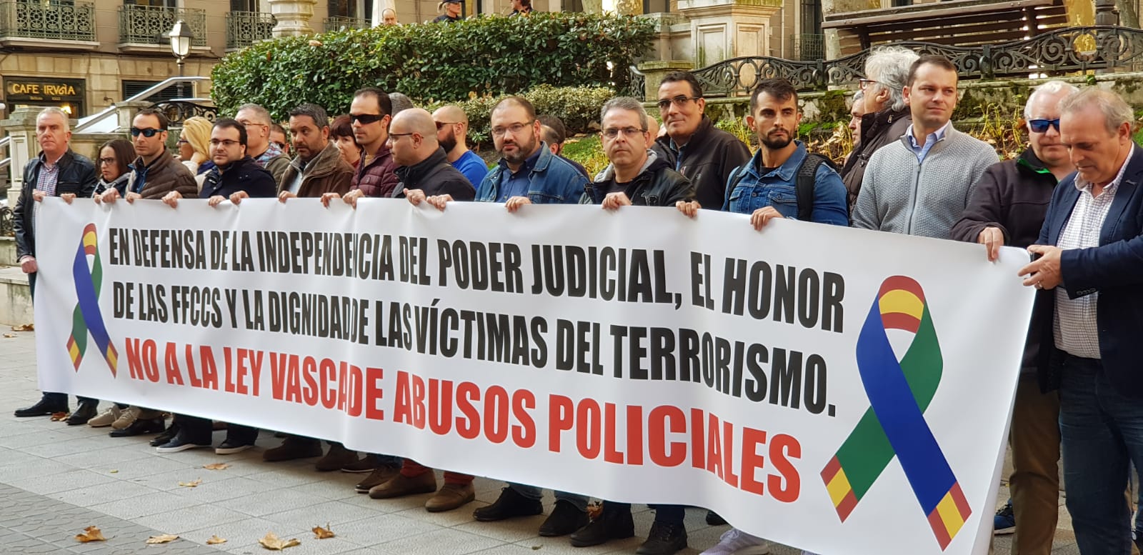 Los representantes de asociaciones de la Guardia Civil y sindicatos de la Policía Nacional, tras la pancarta con la que se han concentrado esta mañana.