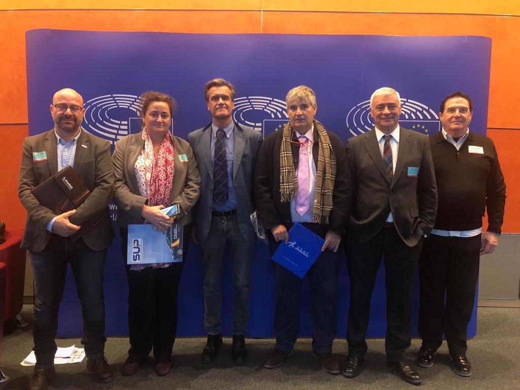 Representantes de la Plataforma, entre ellos José Encinas, secretario general provincial de AUGC Cádiz (primero por la izquierda) posan hoy en Bruselas con el eurodiputado socialista Juan Fernando López Aguilar (tercero por la izquierda). Representantes de la Plataforma, entre ellos José Encinas, secretario general provincial de AUGC Cádiz (primero por la izquierda) posan hoy en Bruselas con el eurodiputado socialista Juan Fernando López Aguilar (tercero por la izquierda).