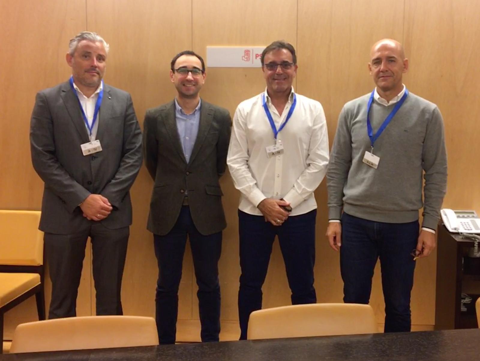 Los representantes de AUCG con el portavoz del Grupo Socialista (segundo por la izquierda).
