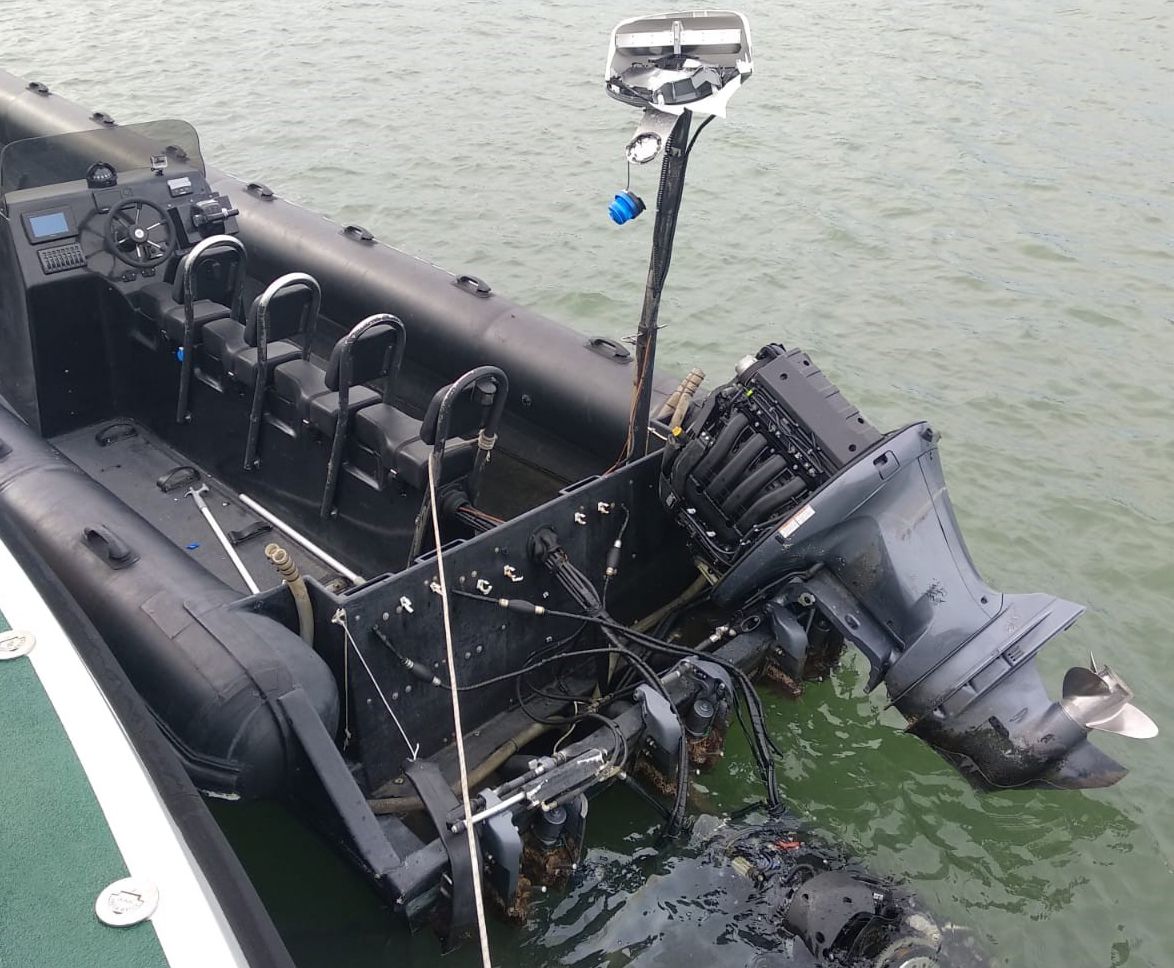 Estado en el que quedó la narcolancha tras la colisión.