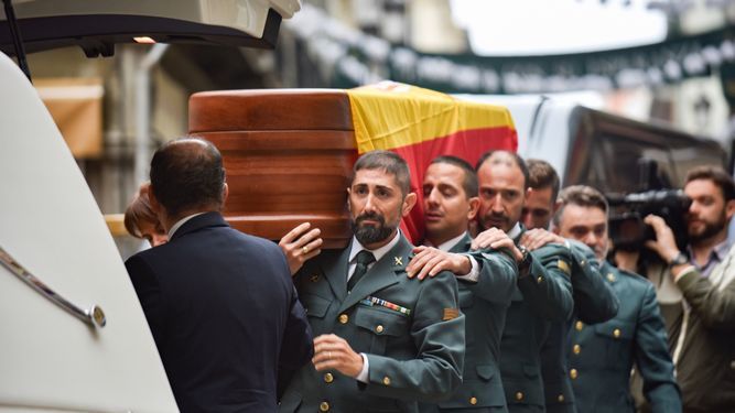 El féretro de José Manuel Arcos, transportado por sus compañeros.