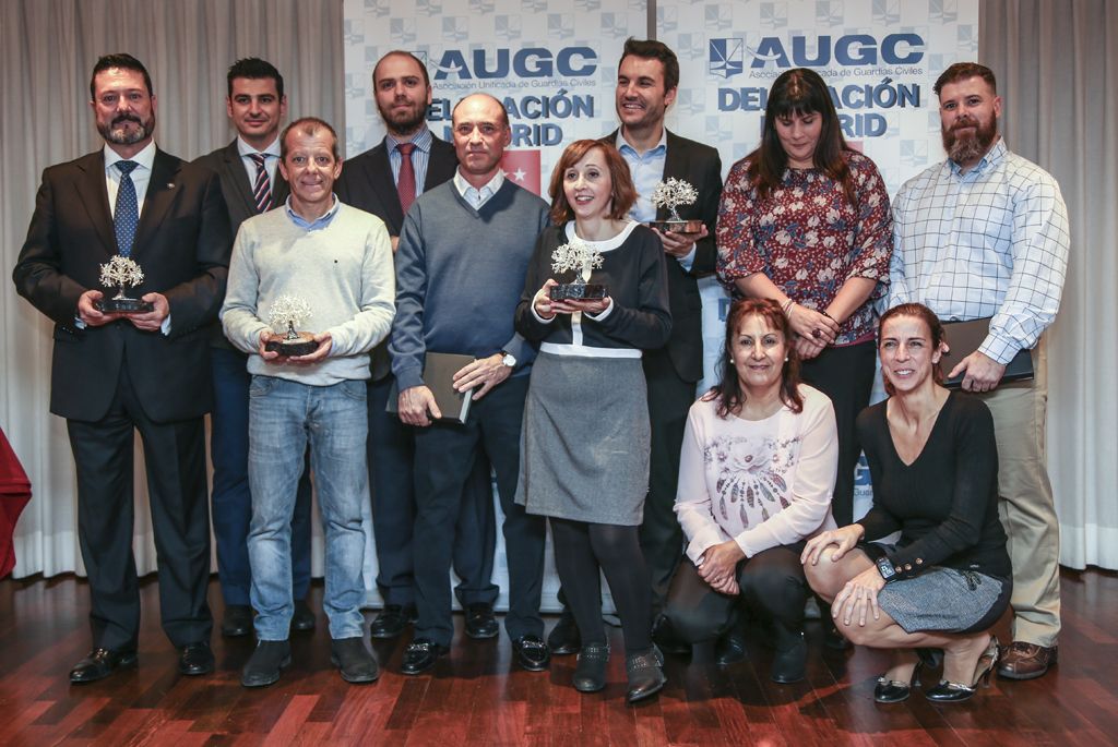 Los premiados y mencionados en los XII Premios Periodísticos de AUGCC Madrid, junto con David Casares, su secretario general