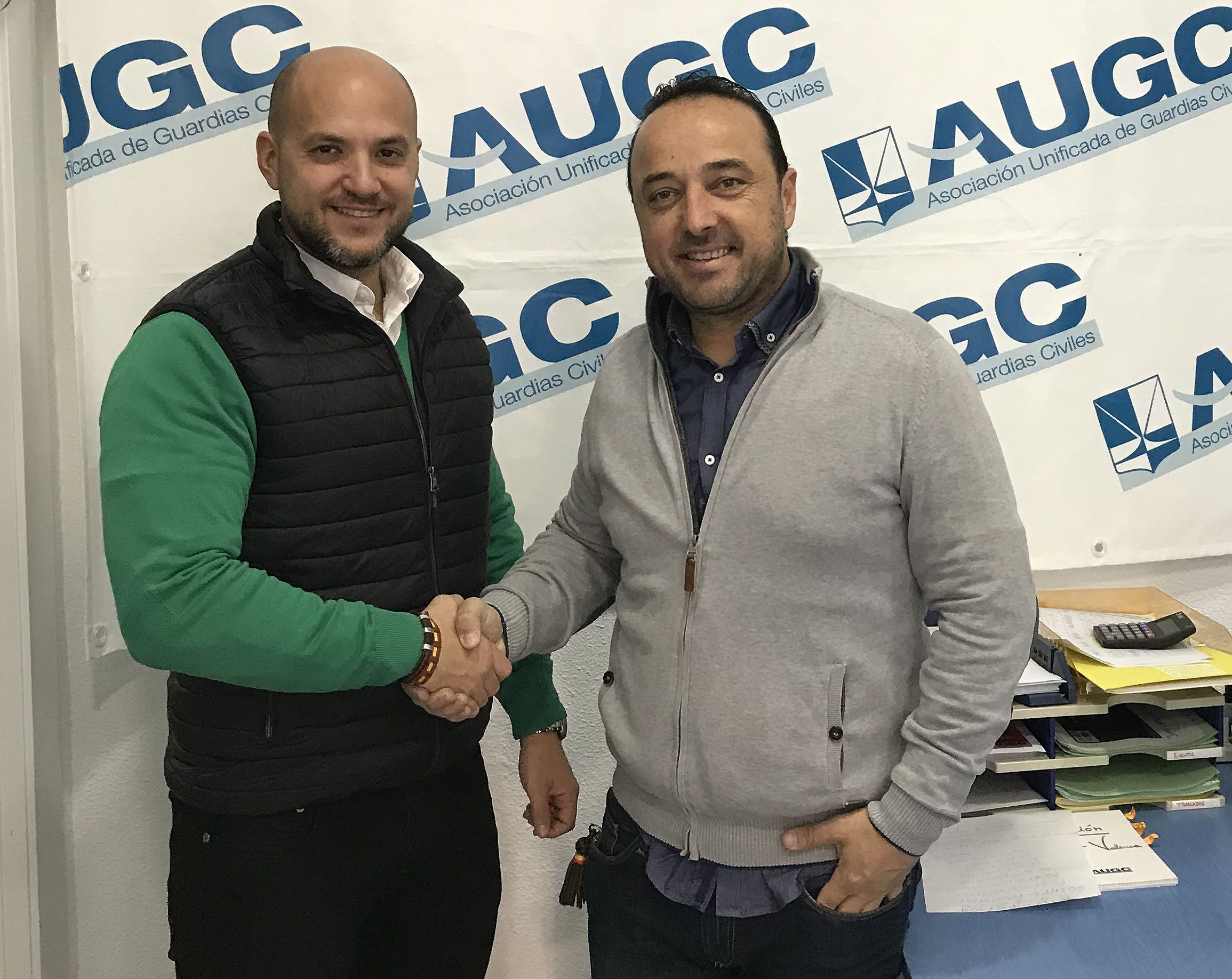 El sargento José Galván (izquierda), estará al frente de la nueva Vocalía de Suboficiales de AUGC Valencia, con cuyo secretario general provincial, Juan José Tocón, posa en la imagen.