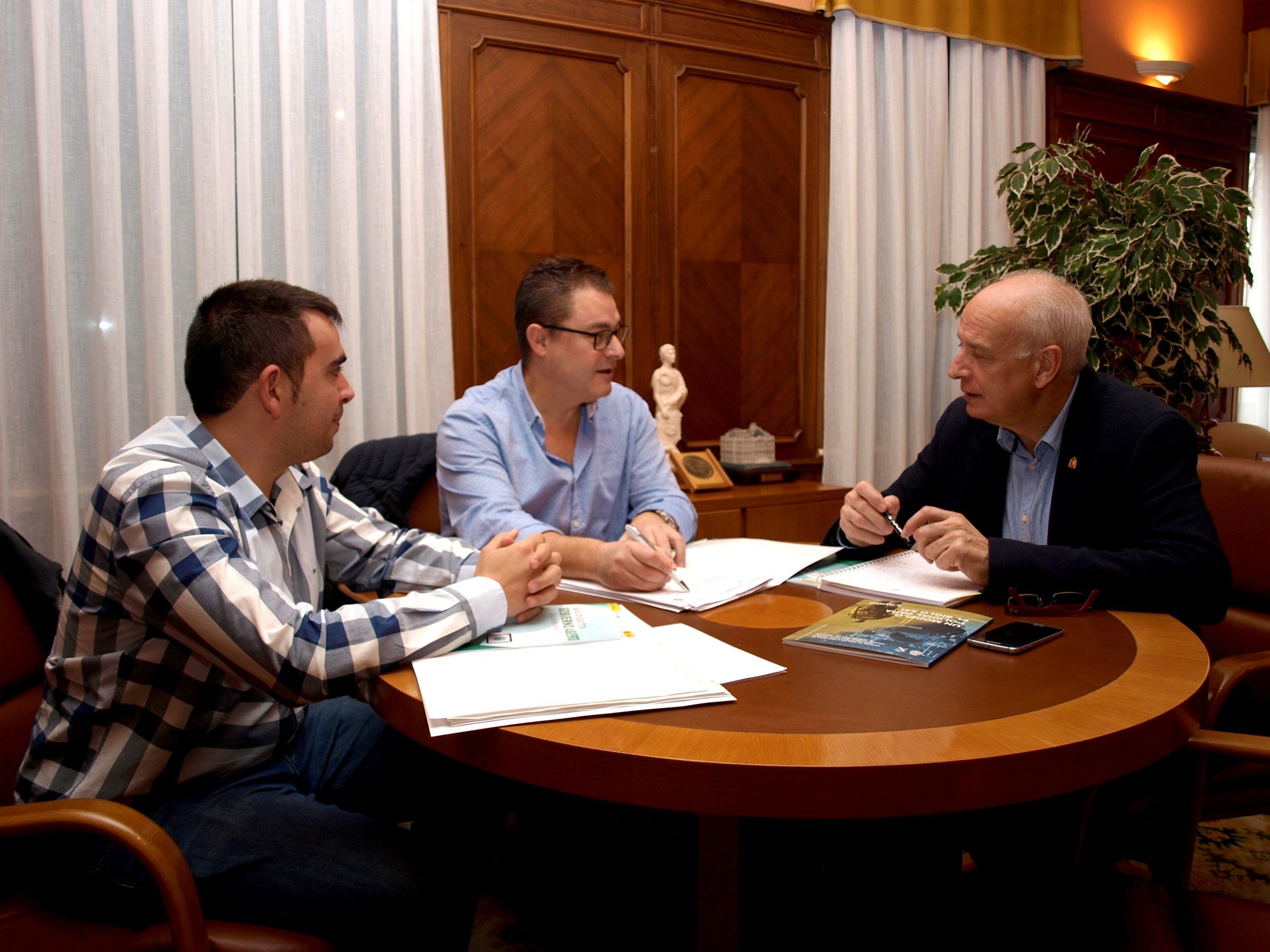 Instantánea de la reunión de los representantes de AUGC con el Subdelegado del Gobierno en Cuenca.