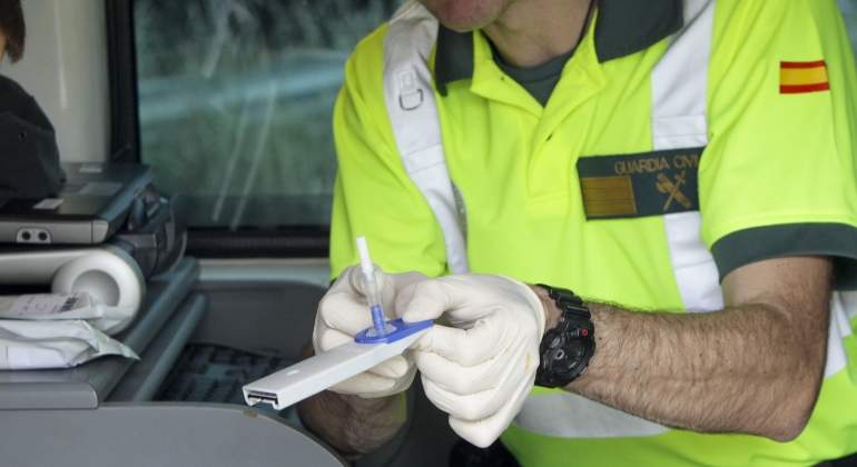 Un guardia civil con el dispositivo de la prueba para el control de drogas.