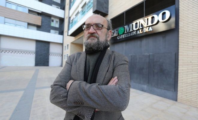 El sargento José Morata, fotografiado ante la sede en Castellón de El Mundo.