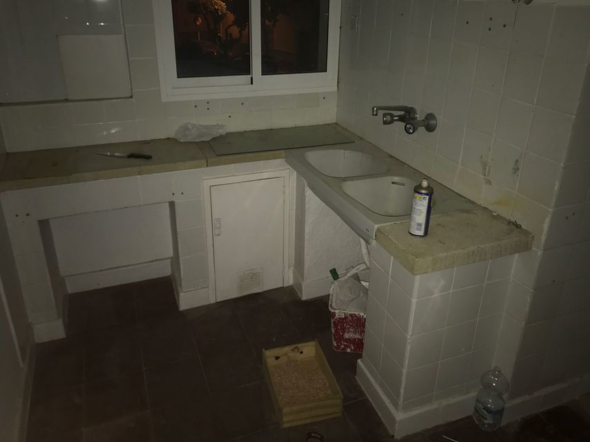 Imagen de la cocina de un pabellón de la Guardia Civil en la provincia de Sevilla.