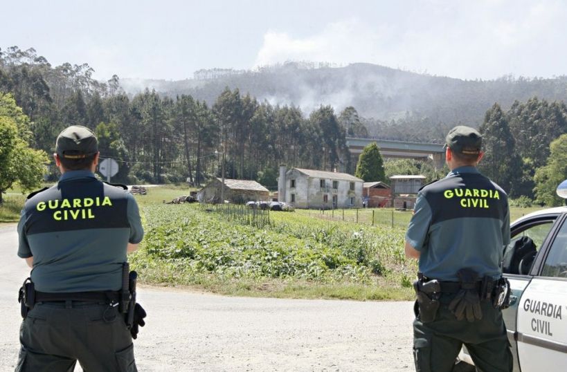 Dos guardias civiles prestan servicio en el medio rural.