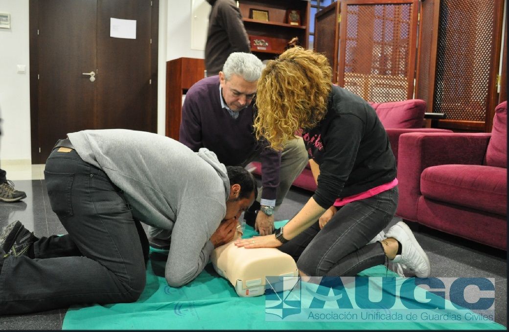 Tres afiliados de la delegación de AUGC en Málaga practicando ejercicios de reanimación en el curso.