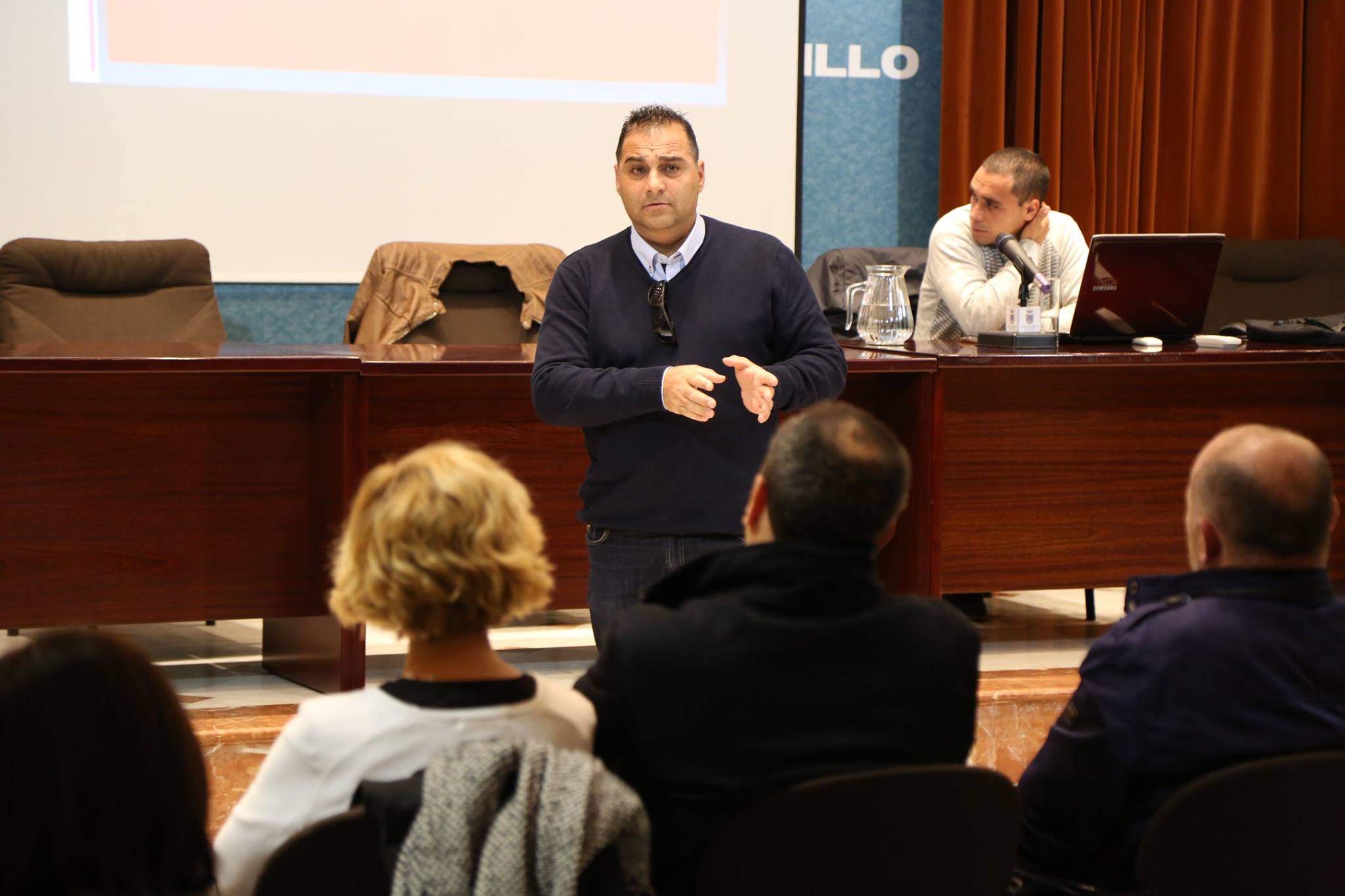 Luis Miguel Larbi, en una de sus charlas en colegios e institutos ante los padres de los alumnos.