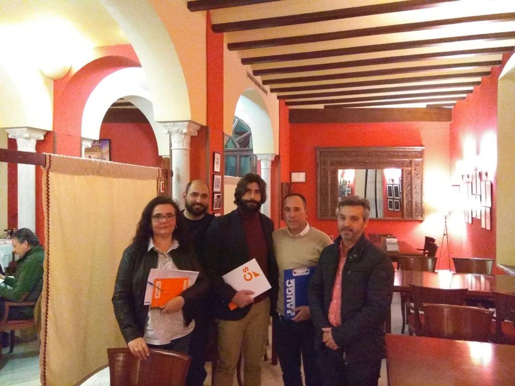 Los representantes de AUGC Sevilla y Ciudadanos Carmona posan tras la reunión.