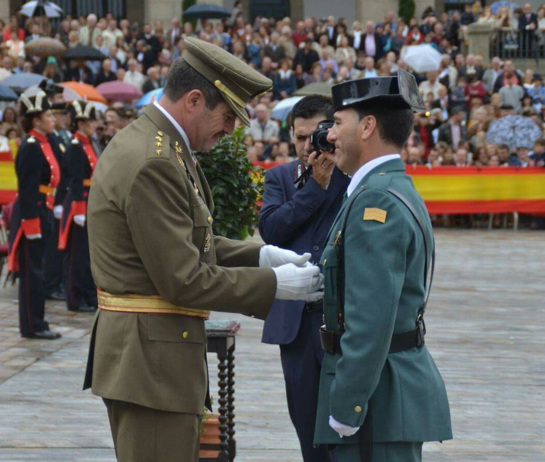 Juan Carlos Gómez Alcaraz, recibiendo la medalla que ganó en 2015 por su valiente actuación.