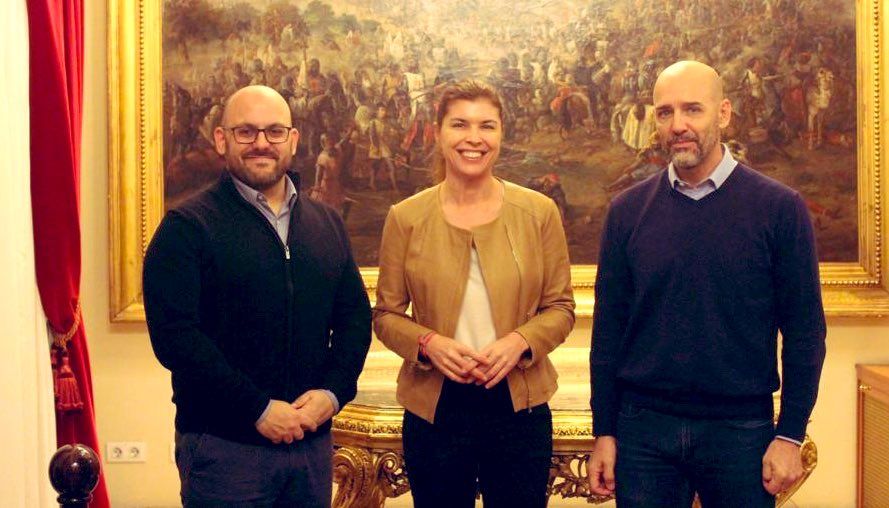 Los representantes de AUGC posan con la portavoz de Interior del Grupo Popular en el Senado, Clara San Damián.