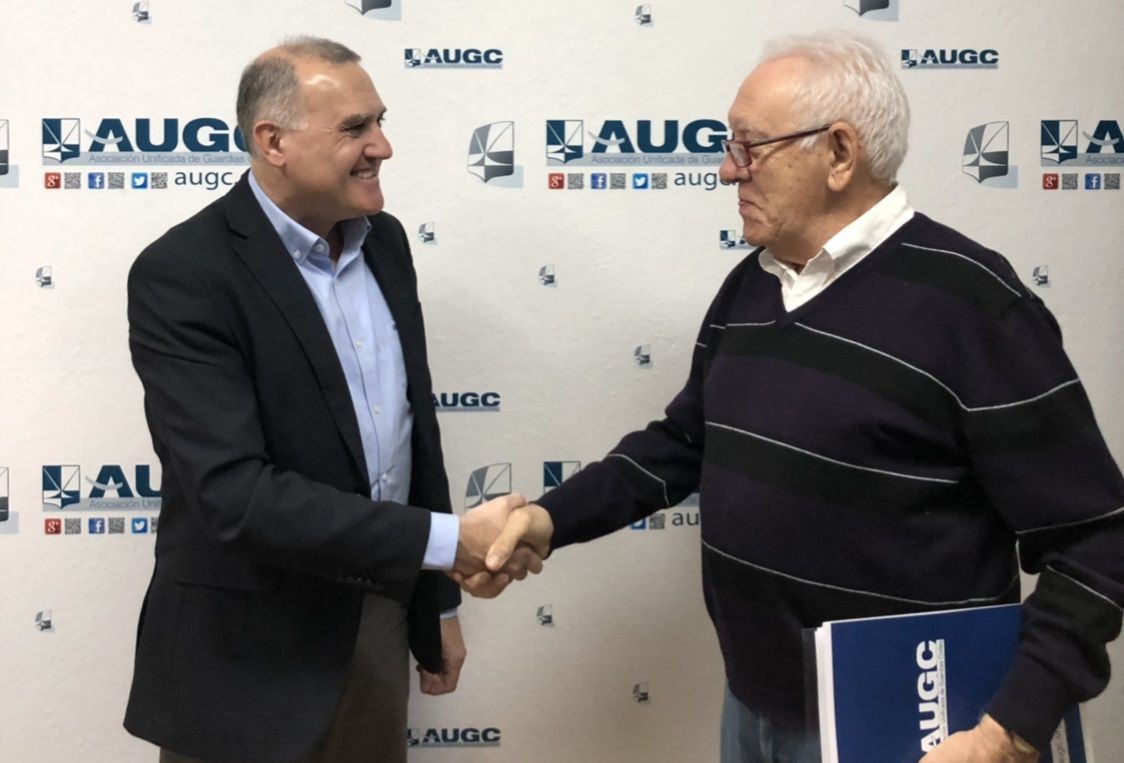 El secretario general de AUGC, Alberto Moya, estrecha la mano de Aurelio Jesús Manso, de la Escuela Superior de Seguridad.