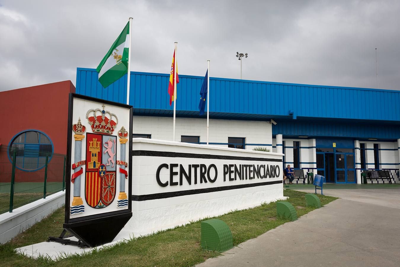 La seguridad privada continuará en las prisiones españolas. En la imagen, el centro penitenciario de Algeciras.