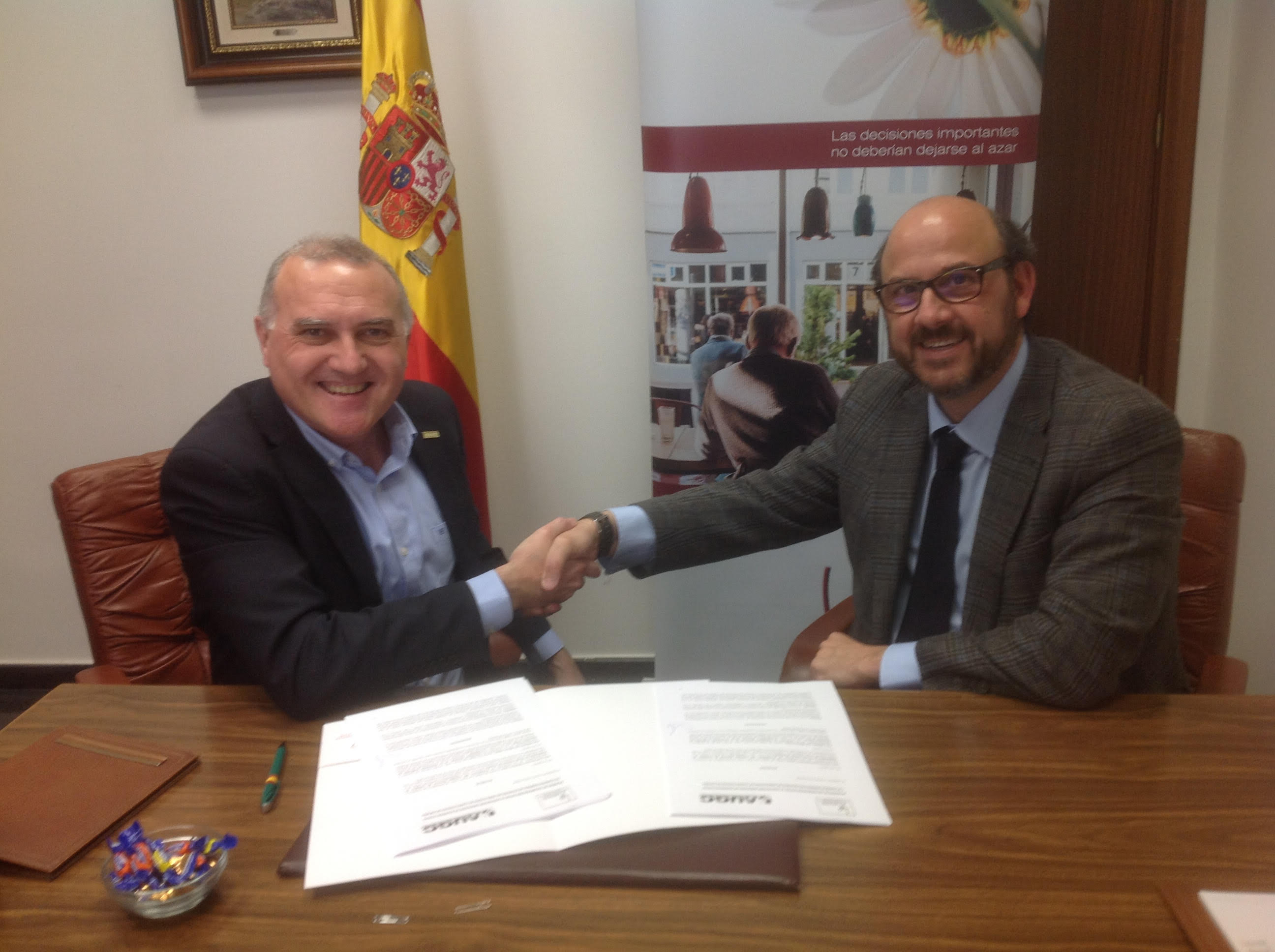El secretario general de AUGC, Alberto Moya, y el presidente del Consejo General de Colegios de Habilitados de Clases Pasivas, José Antonio Sánchez, se saludan tras la firma del convenio.