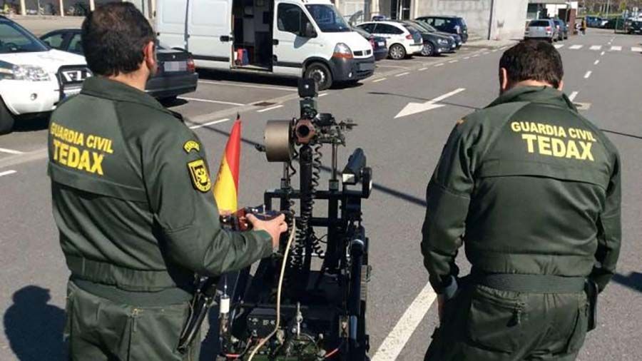 Dos agentes TEDAX de la Guardia Civil.