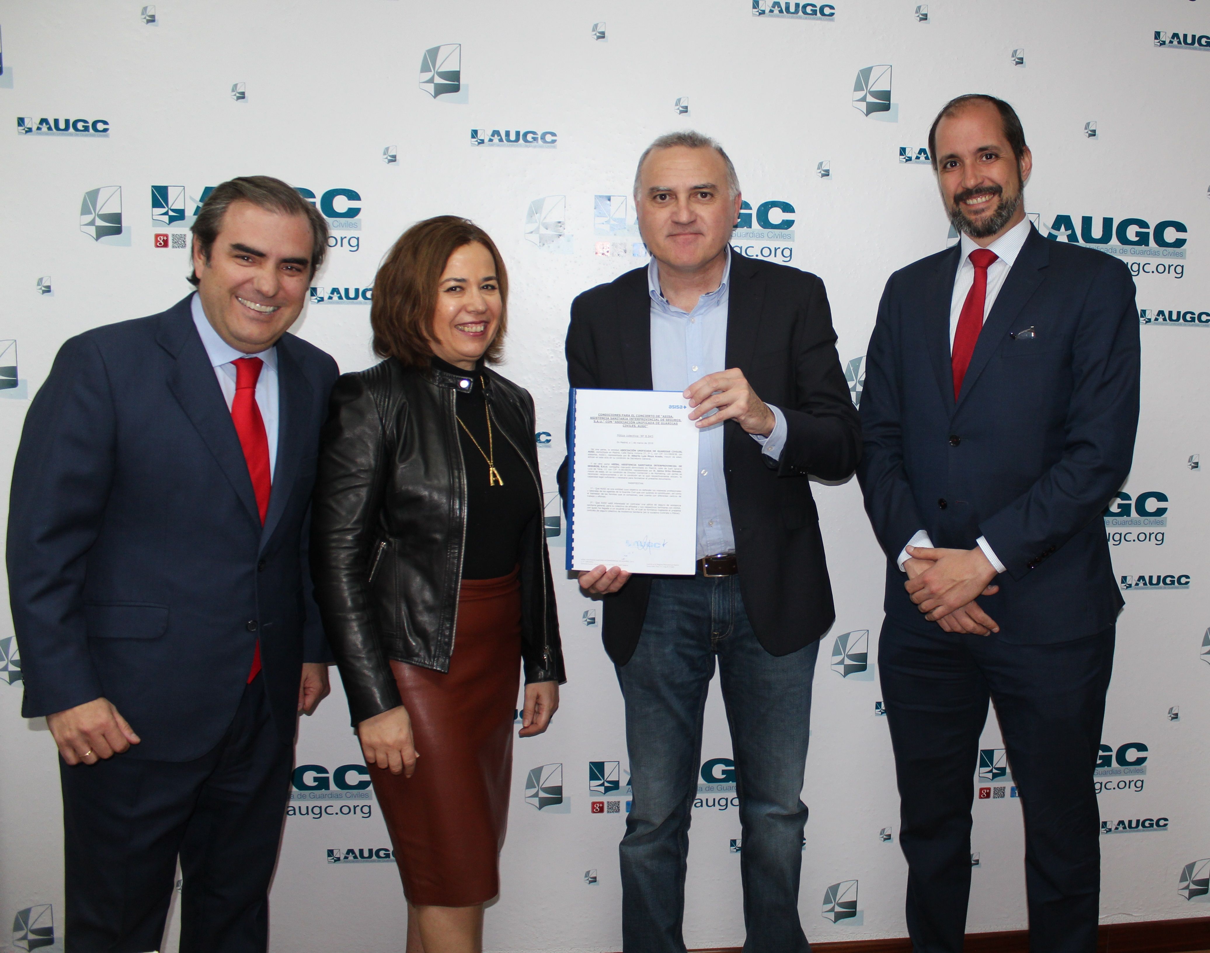 Representantes de AUGC, ASISA Y Banco Santander celebran la firma del acuerdo.