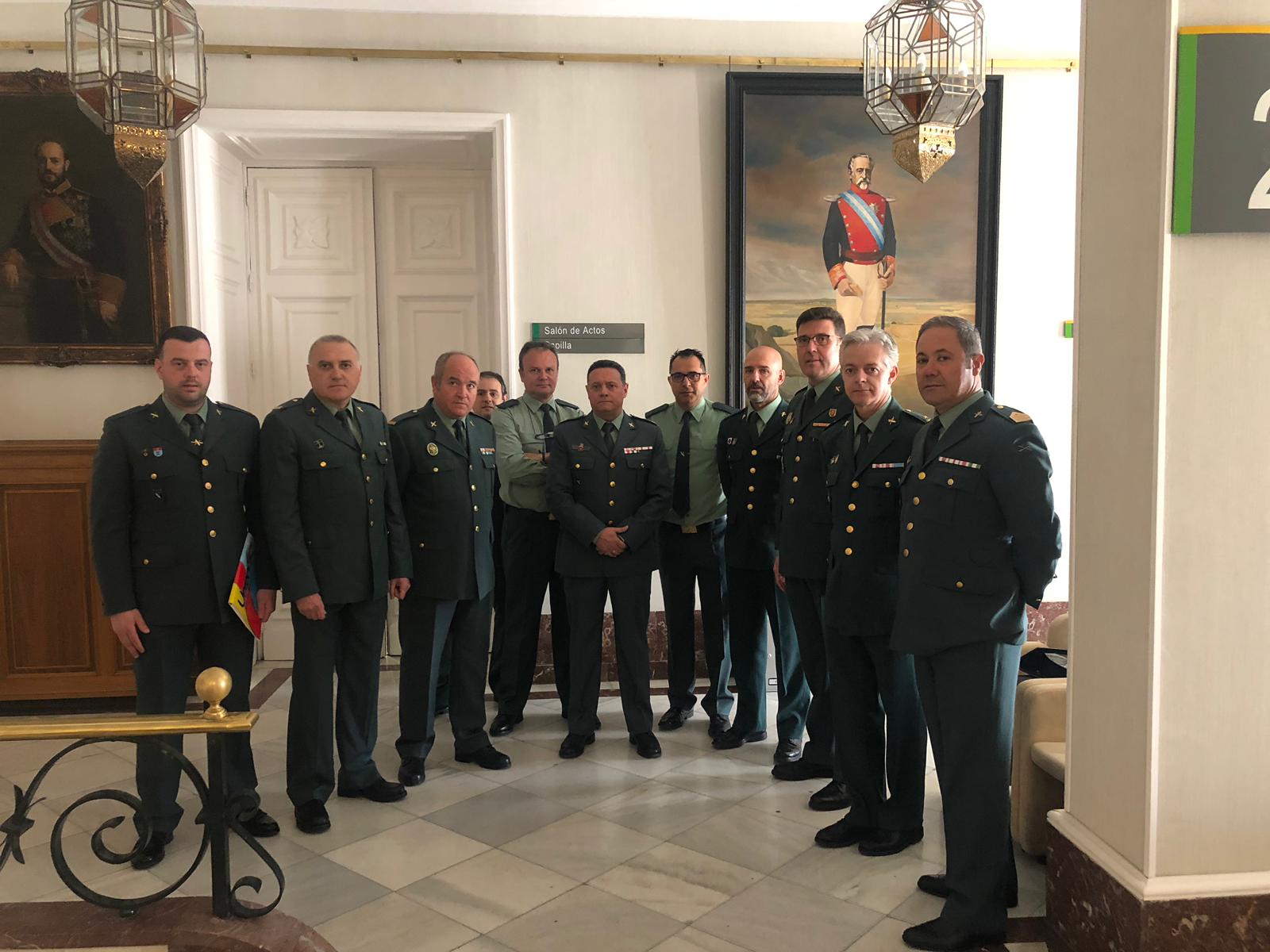 Los vocales de las asociaciones aguardan a la puerta de la sala del Pleno del Consejo la llegada del Ministro.