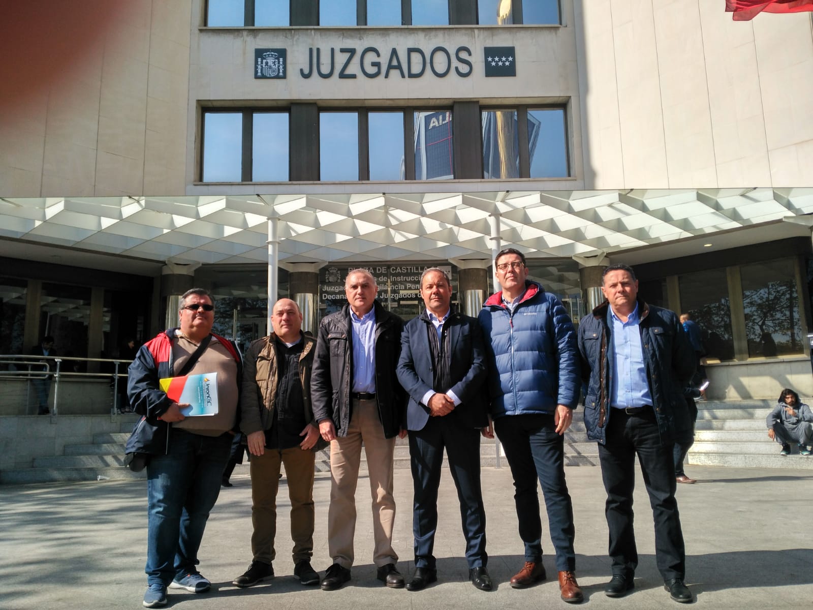 Los representantes de las asociaciones profesionales, en unidad de acción, posan ante los Juzgados de Castilla tras presentar la denuncia.