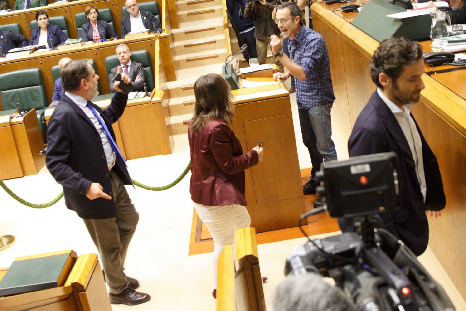 Parlamentarios del PP se encaran con Julen Arzuaga durante la intervención de éste en el Parlamento Vasco. Foto: David Aguilar / EFE.