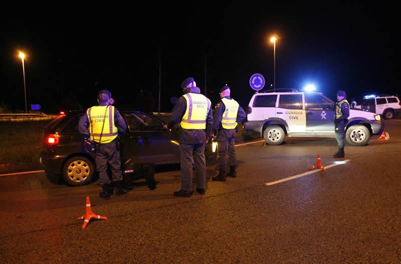 Guardias civiles durante un control de alcoholemia.