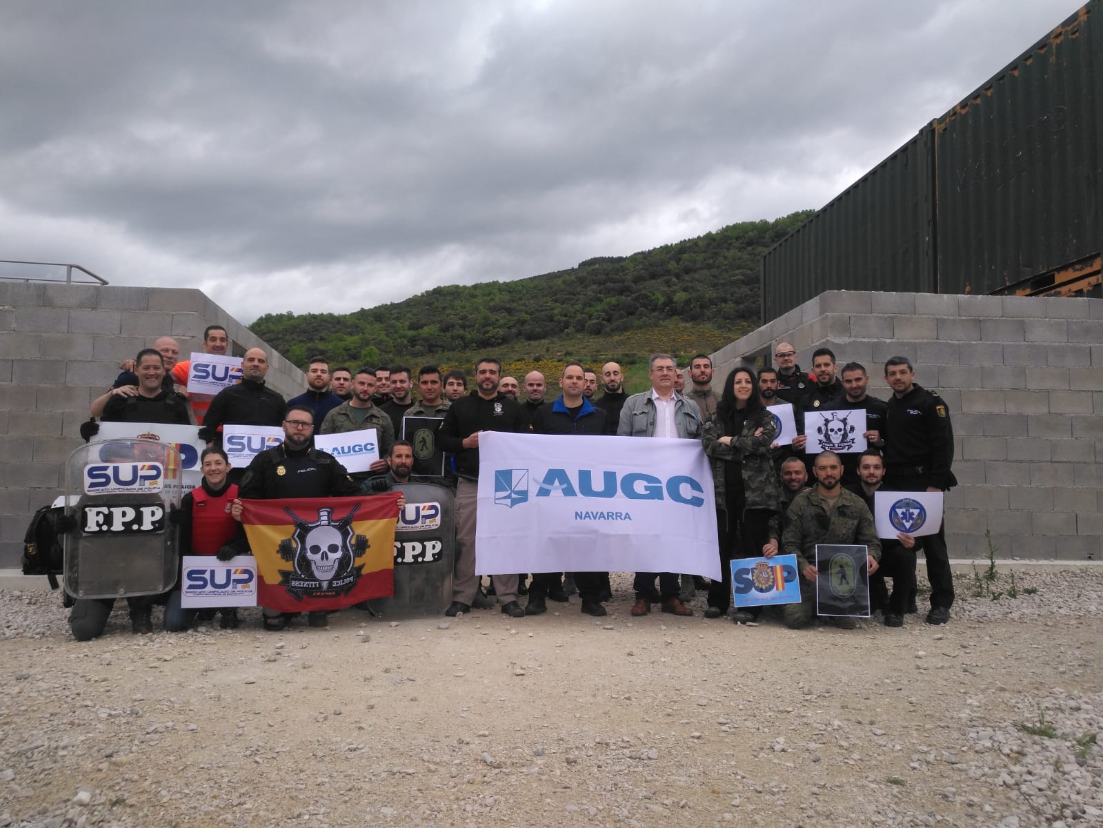 Los integrantes del curso posan para la foto de grupo.