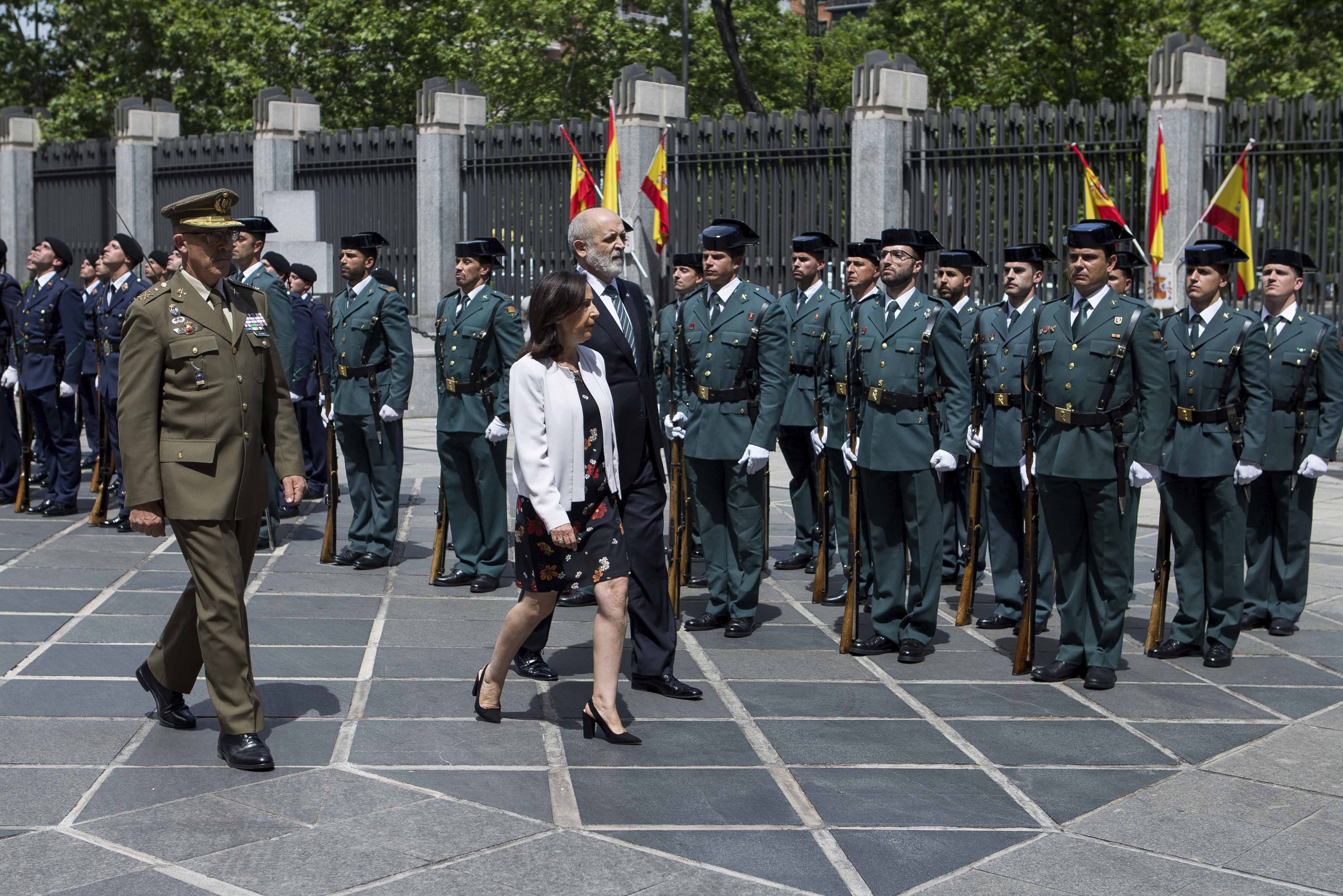 Imagen de archivo del director de la Guardia Civil, Félix Azón, acompañado por la ministra de Defensa, Margarita Robles, pasando revista.