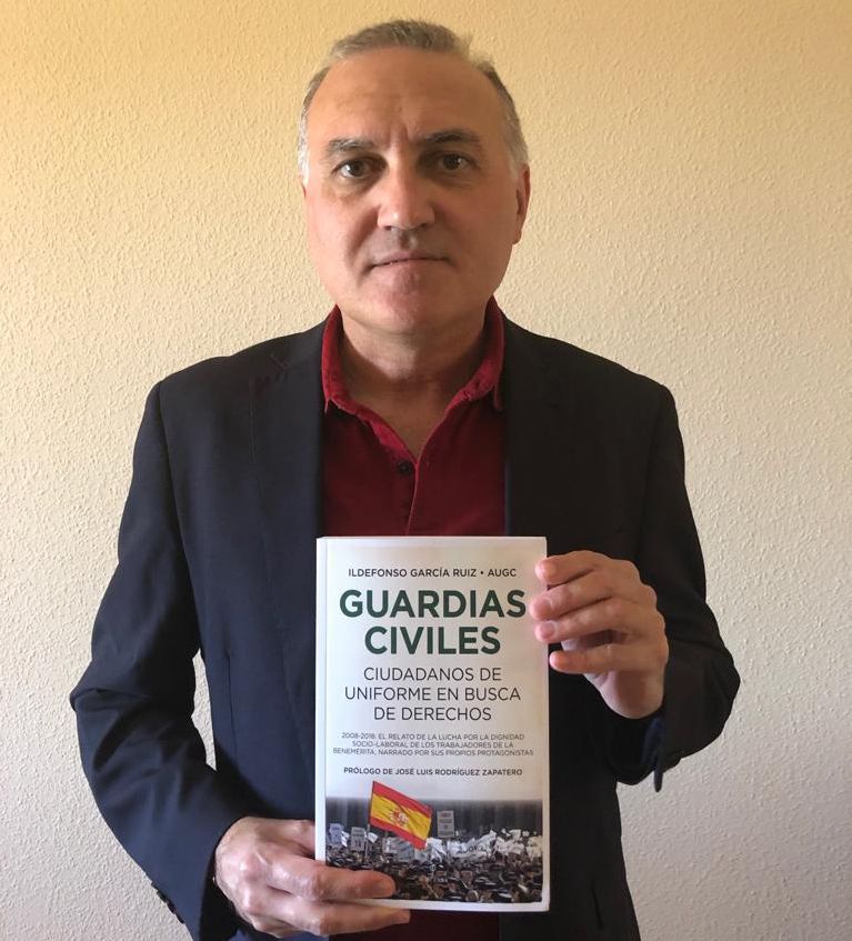 Alberto Moya posa con un ejemplar de 'Guardias Civiles, ciudadanos de uniforme en busca de derechos'.