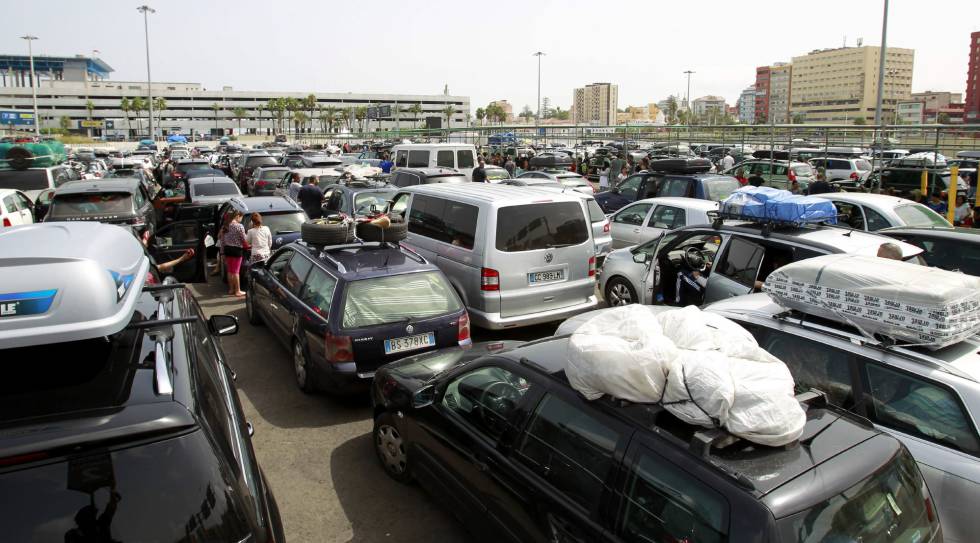 Docenas de vehículos aguardan el embarque para cruzar el Estrecho.