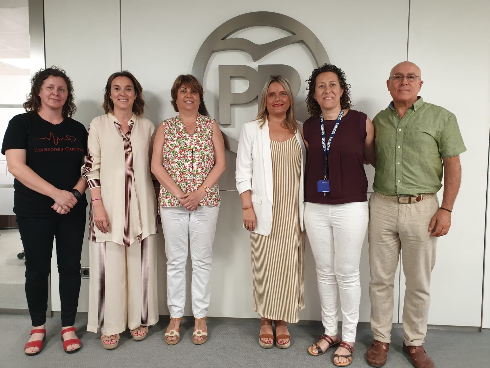 Los representantes de la Plataforma posan con las políticas del Partido Popular.