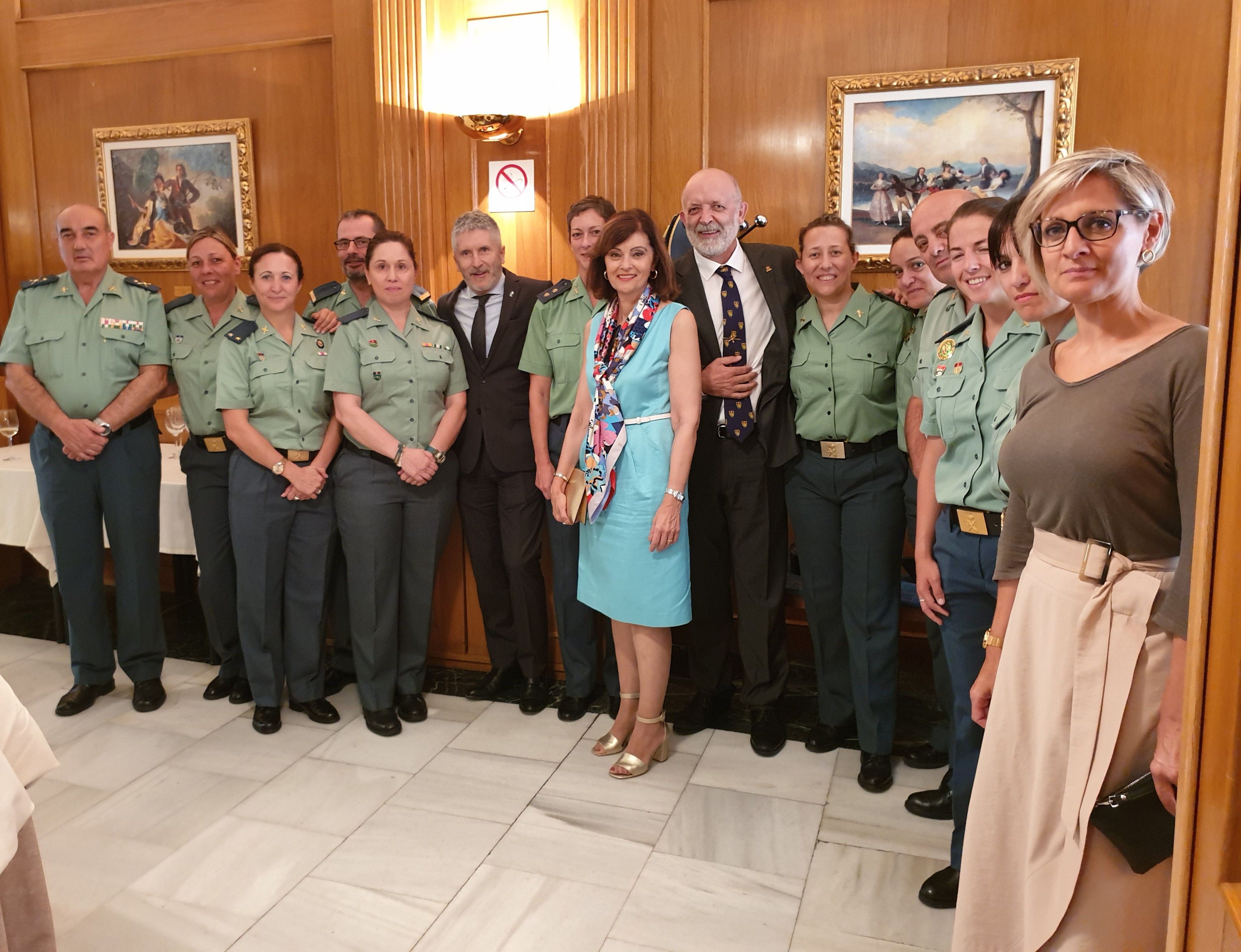 Componentes del Comité de Igualdad, junto al Director General de la Guardia Civil , el Ministro del Interior y la Secretaria de Estado de Seguridad. Junto a Félix Azón posa la representante de AUGC, Eva María Gómez.