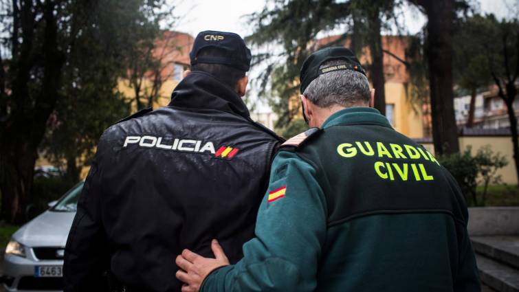 Un policía nacional y un guardia civil: mismas funciones, iguales derechos.