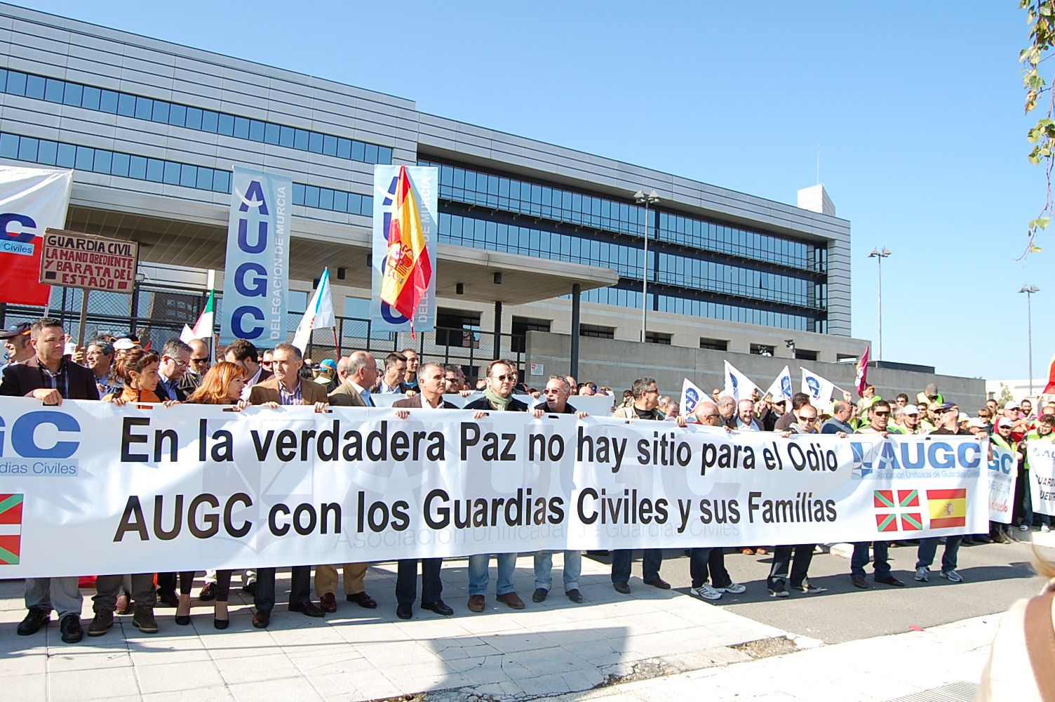 Imagen de la concentración  contra el terrorismo y el acoso a los guardias civiles organizada por AUGC en 2011 en Victoria ante la sede del Gobierno vasco.