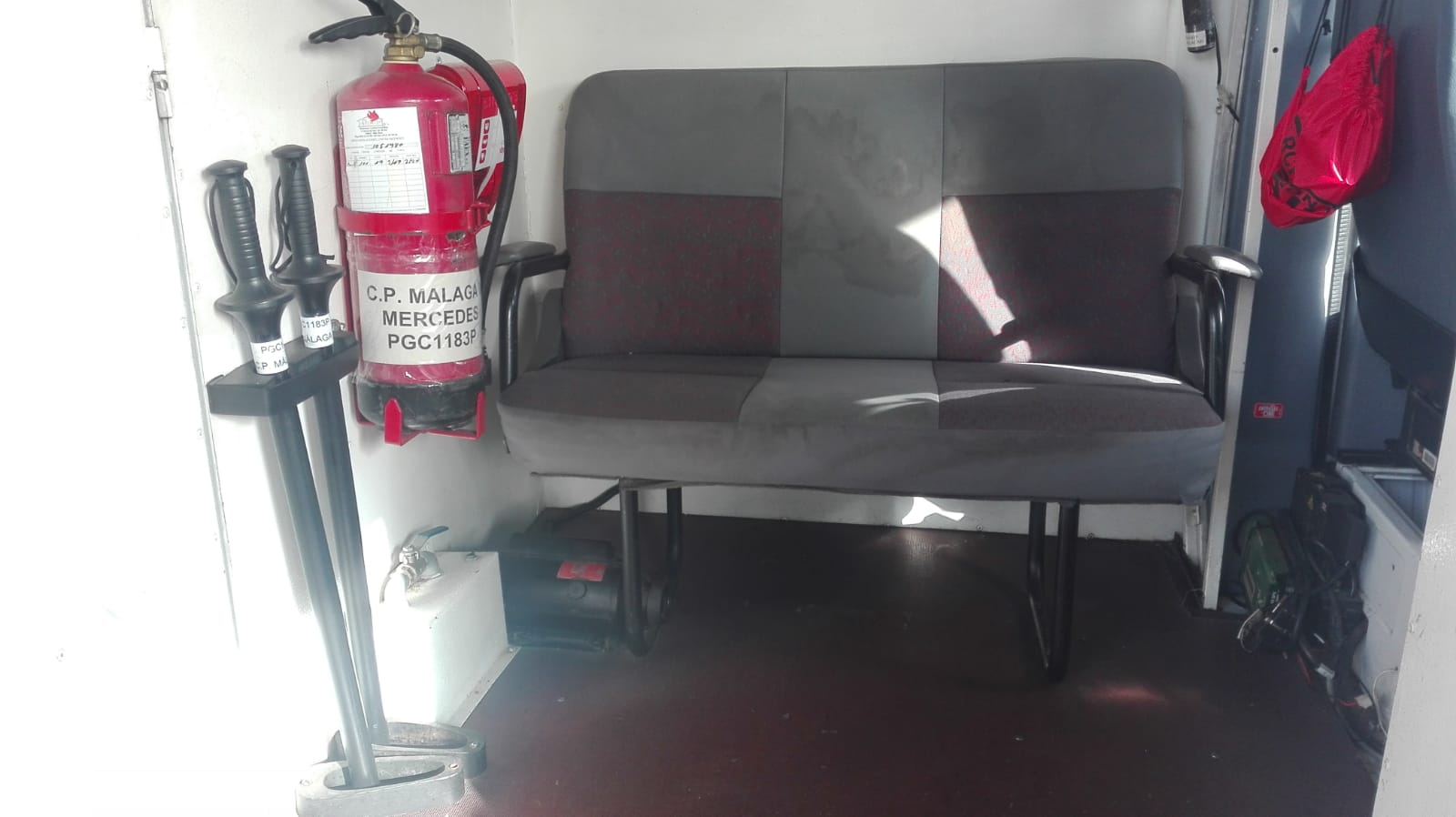 Traslados 'retro': asientos antiguos, sin cinturones ni reposacabezas.