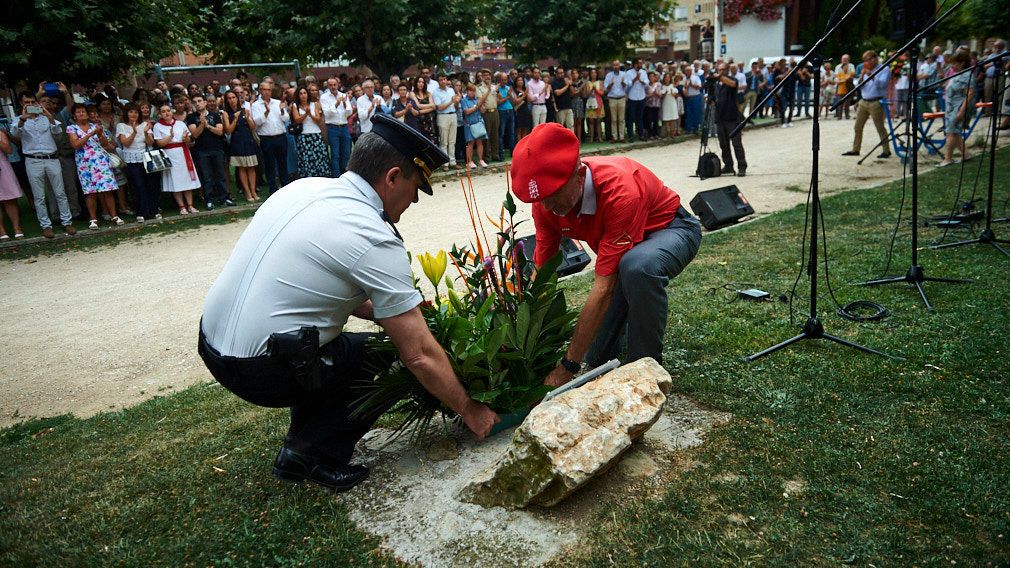 Momento en el que se realiza una ofrenda floral en memoria de Francisco, víctima de la banda terrorista ETA.
