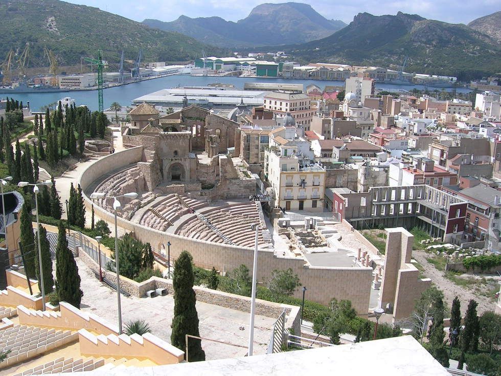 Vista panorámica de la ciudad de Cartagena, con su teatro romano en primer término.