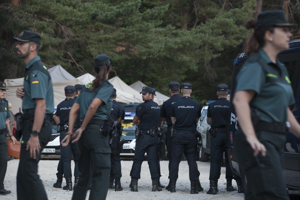 Guardias civiles y policías nacionales durante el dispositivo de búsqueda de Blanca Fernández Ochoa.