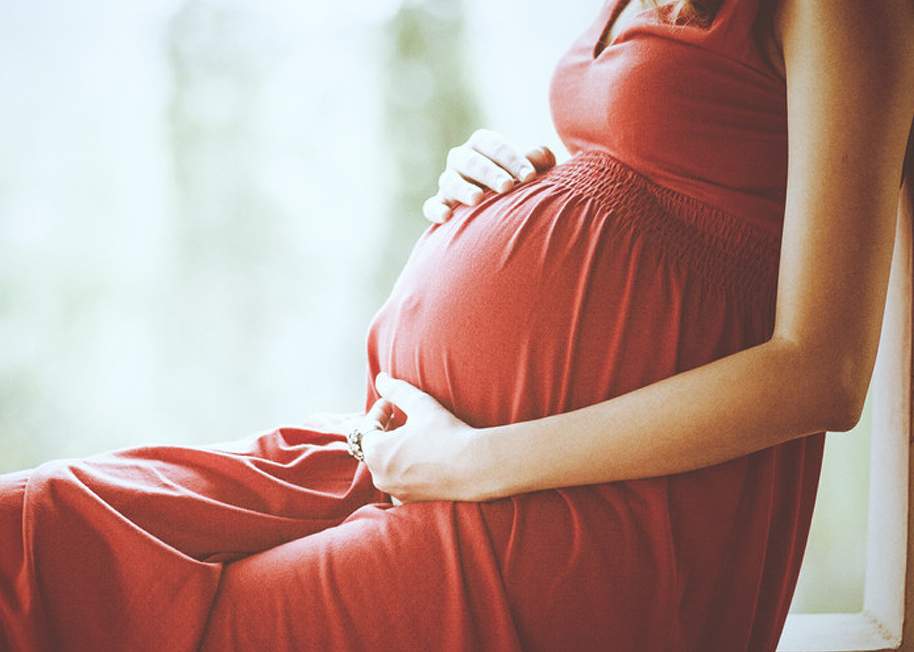 La agente se encontraba de baja laboral a causa de un embarazo de alto riesgo.