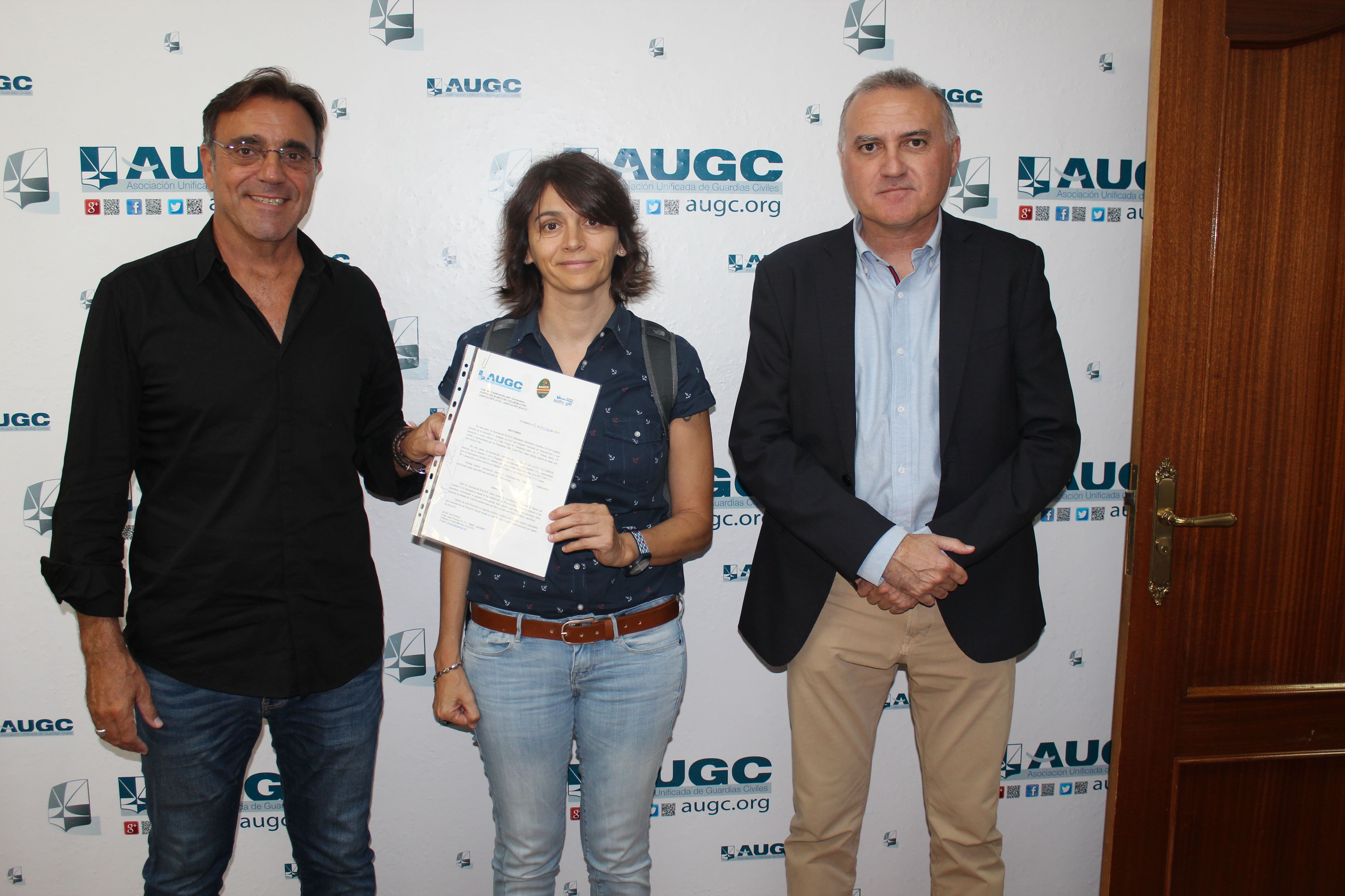 La presidenta de RAGCE, Lucía Llano,  flanqueada por el coordinador de la Comisión de Retirados de AUGC, Javier Torrellas (izquierda) y el secretario general de AUGC, Alberto Moyaa.