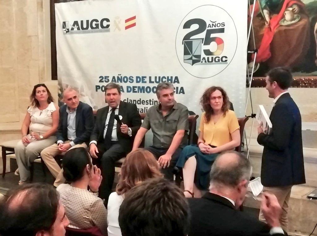 De izquierda a derecha: Silvia Tubio, periodista de ABC; Alberto Moya, secretario general de AUGC; José Manuel Holgado, exdirector general de la Guardia Civil; Ildefonso García, autor de 'Guardias Civiles, ciudadanos de uniforme en busca de derechos'; y N