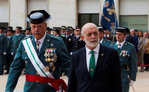 El director general de la Guardia Civil, Félix Vicente Azón, y el jefe de la Benemérita en Cataluña, Pedro Garrido (i), durante los actos de celebración del día de la patrona del cuerpo en la comandancia de Sant Andreu de la Barca (Barcelona). / EFE/Aleja